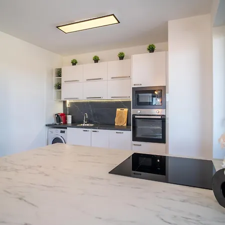 Modern Beautiful Close To The Center Apartment *