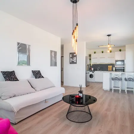 Modern Beautiful Close To The Center דירה