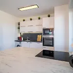 Modern Beautiful Close To The Center דירה *